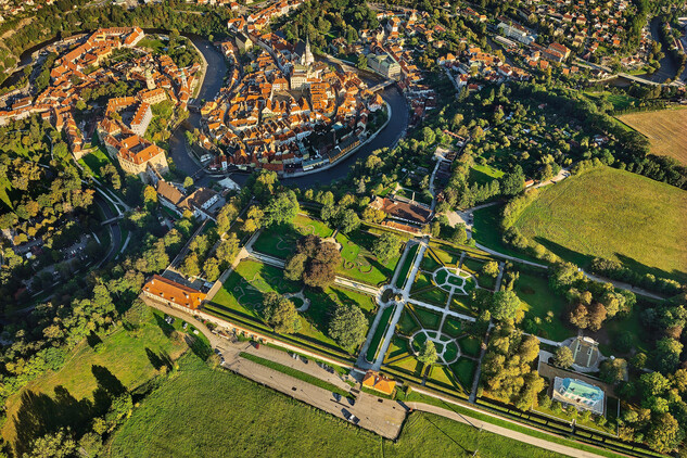 Český Krumlov se zámeckou zahradou z ptačí perspektivy